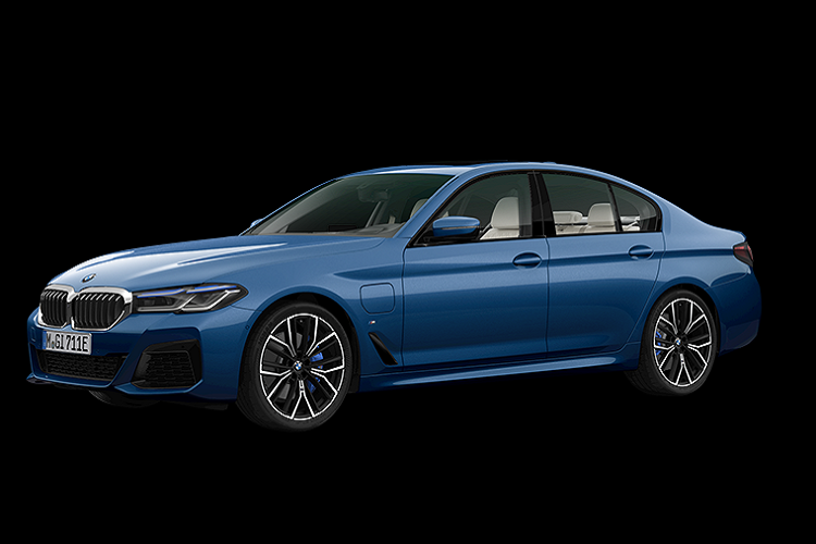 Tuy rẻ hơn nhiều nhưng BMW 5-Series lắp ráp trong nước vẫn giữ lại trang bị như xe nhập khẩu. Theo đó, xe có đèn pha LED thích ứng và mâm hợp kim 19 inch kiểu chữ "V" ở bản 520i. Với BMW 520i M Sport lắp ráp trong nước, xe có thêm hệ thống đèn pha Laserlight tiên tiến và gói ngoại thất M Sport thể thao hơn.