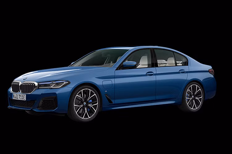 Tuy rẻ hơn nhiều nhưng BMW 5-Series lắp ráp trong nước vẫn giữ lại trang bị như xe nhập khẩu. Theo đó, xe có đèn pha LED thích ứng và mâm hợp kim 19 inch kiểu chữ "V" ở bản 520i. Với BMW 520i M Sport lắp ráp trong nước, xe có thêm hệ thống đèn pha Laserlight tiên tiến và gói ngoại thất M Sport thể thao hơn.