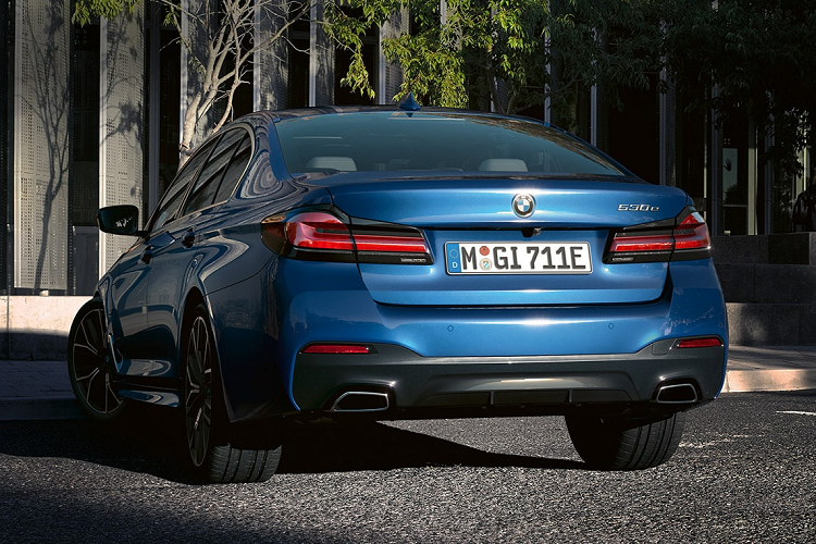 Tiến vào bên trong BMW 5-Series lắp ráp trong nước, người lái sẽ bắt gặp những chi tiết như nội thất bọc da Sensatec và các chi tiết ốp gỗ Fineline ở bản 520i. Trên mặt táp-lô là bảng đồng hồ kỹ thuật số và màn hình cảm ứng trung tâm đều có kích thước 12,3 inch.