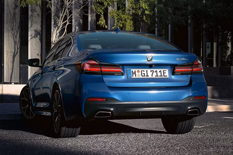 Tiến vào bên trong BMW 5-Series lắp ráp trong nước, người lái sẽ bắt gặp những chi tiết như nội thất bọc da Sensatec và các chi tiết ốp gỗ Fineline ở bản 520i. Trên mặt táp-lô là bảng đồng hồ kỹ thuật số và màn hình cảm ứng trung tâm đều có kích thước 12,3 inch.