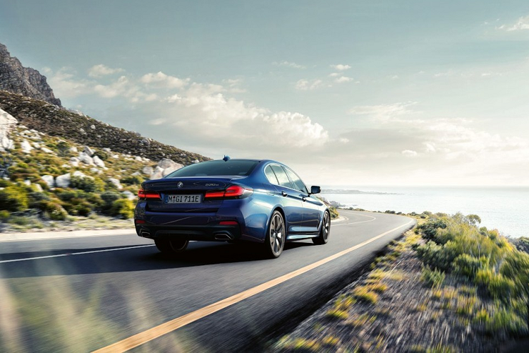 Riêng BMW 530i M Sport không được lắp ráp tại Việt Nam. Như vậy, so với xe nhập khẩu, BMW 520i rẻ hơn 360 triệu đồng. Con số tương ứng của BMW 520i M Sport là 90 triệu đồng.