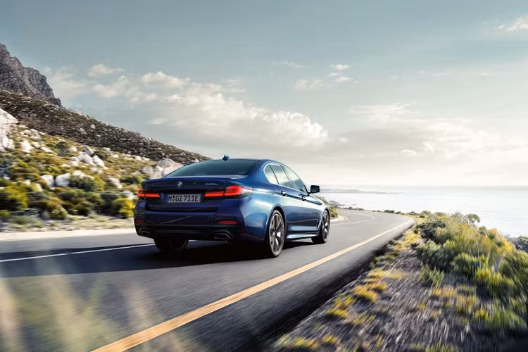 Riêng BMW 530i M Sport không được lắp ráp tại Việt Nam. Như vậy, so với xe nhập khẩu, BMW 520i rẻ hơn 360 triệu đồng. Con số tương ứng của BMW 520i M Sport là 90 triệu đồng.