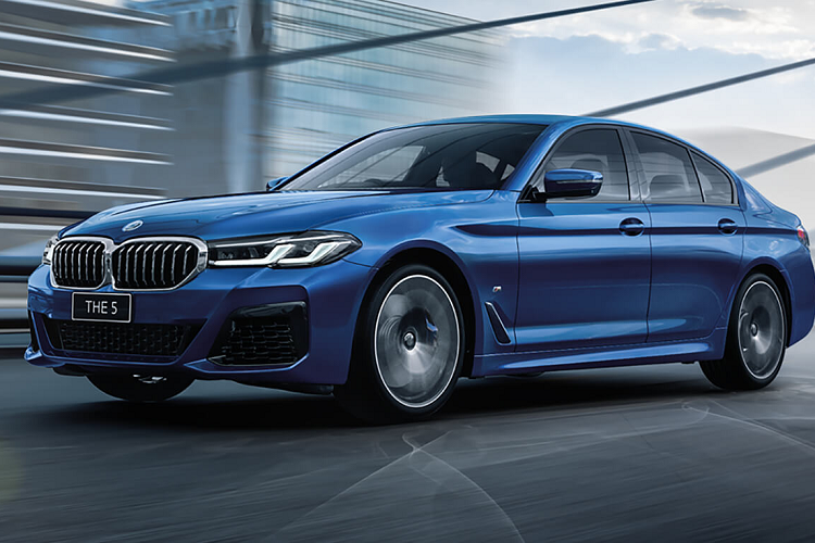 Bên cạnh những trang bị và tiện nghi cơ bản như trên, khách hàng mua BMW 520i M Sport lắp ráp còn có thêm trang bị cửa sổ trời chỉnh điện, vô lăng 3 chấu thể thao kiểu M Sport, hệ thống âm thanh vòm Harman Kardon và cửa hít.