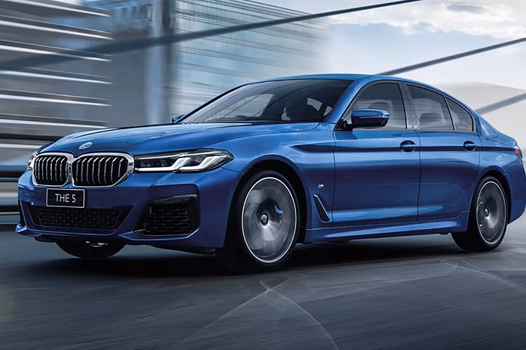 Bên cạnh những trang bị và tiện nghi cơ bản như trên, khách hàng mua BMW 520i M Sport lắp ráp còn có thêm trang bị cửa sổ trời chỉnh điện, vô lăng 3 chấu thể thao kiểu M Sport, hệ thống âm thanh vòm Harman Kardon và cửa hít.