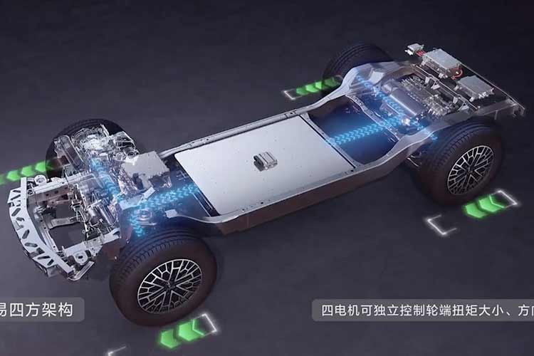 Đồng thời khi kích hoạt chế độ nổi khẩn cấp, cửa sổ trời của xe sẽ tự động mở để cung cấp thêm cho người dùng lối thoát hiểm. Ngoài ra bên trong xe U8 có thể không nhìn thấy nước chảy trong xe trong vòng 30 phút chứ đừng nói đến việc chìm xuống và có thể di chuyển về phía trước với tốc độ nhanh nhất 3 km/h, giúp xe ổn định trong quá trình di chuyển và giảm số lượng người sử dụng.