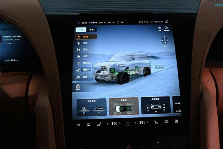 Tuy nhiên, cần lưu ý rằng chế độ nổi khẩn cấp là chức năng giúp người dùng thoát hiểm và cứu mạng trong những tình huống nguy cấp, do đó người dùng được khuyến khích không thử chức năng này trong những tình huống không khẩn cấp. Chưa hết, các xe YangWang U8 còn có chế độ đi ngang như cua và xoay 360 độ như xe tăng.