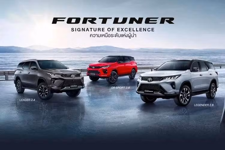 Tại thị trường Việt Nam, Toyota Fortuner định vị ở phân khúc SUV hạng D, cạnh tranh cùng các đối thủ như: Kia Sorento, Ford Everest, Mitsubishi Pajero Sport và Hyundai Santa Fe.