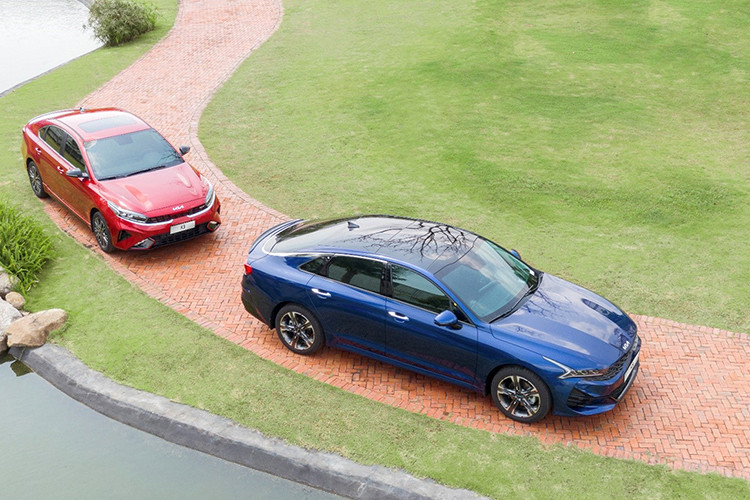 Với hàng loạt ưu điểm nổi bật cùng những trang bị hàng đầu, bộ đôi Kia K3 và K5 đã khẳng định dấu ấn trong phân khúc sedan cỡ C và D. Bộ đôi thừa hưởng những nét thiết kế đặc trưng của K series với phần lưới tản nhiệt “mũi hổ”, sở hữu nhiều trang bị cao cấp và công nghệ hiện đại.