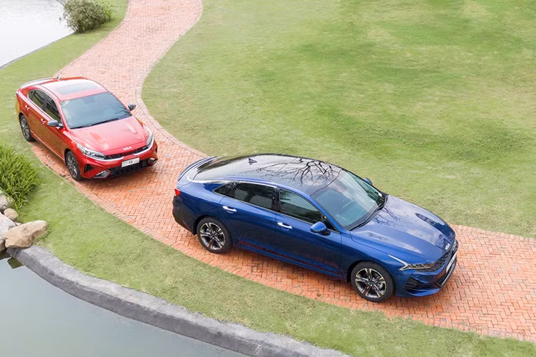 Với hàng loạt ưu điểm nổi bật cùng những trang bị hàng đầu, bộ đôi Kia K3 và K5 đã khẳng định dấu ấn trong phân khúc sedan cỡ C và D. Bộ đôi thừa hưởng những nét thiết kế đặc trưng của K series với phần lưới tản nhiệt “mũi hổ”, sở hữu nhiều trang bị cao cấp và công nghệ hiện đại.