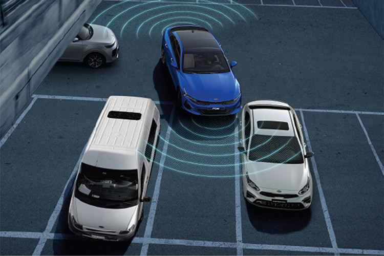 Kia K5 có 3 phiên bản khác nhau cùng 2 tùy chọn động cơ 2.0L và 2.5L, tích hợp nhiều trang bị hiện đại, công nghệ an toàn theo từng phiên bản. Bản cao nhất K5 2.5 GT-Line có mức giá bán 999 triệu đồng.