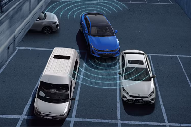 Kia K5 có 3 phiên bản khác nhau cùng 2 tùy chọn động cơ 2.0L và 2.5L, tích hợp nhiều trang bị hiện đại, công nghệ an toàn theo từng phiên bản. Bản cao nhất K5 2.5 GT-Line có mức giá bán 999 triệu đồng.