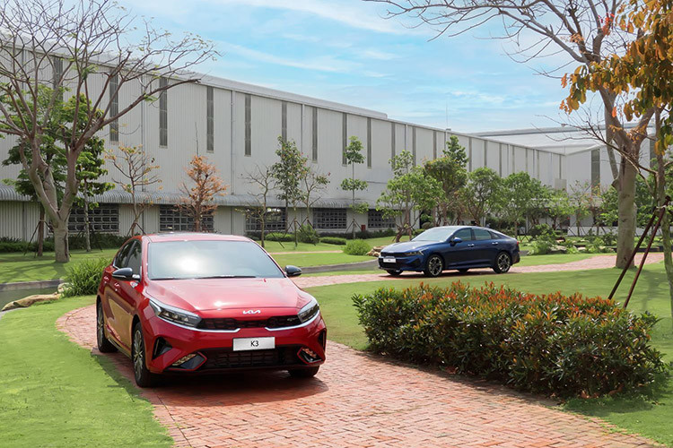 Ở phân khúc sedan hạng C, Kia K3 được trang bị màn hình giải trí đa phương tiện kích thước 10,25 inch, hỗ trợ kết nối Apple CarPlay/ Android Auto, cửa sổ trời, khởi động xe từ xa bằng chìa khóa thông minh, cốp mở điện tiện dụng.