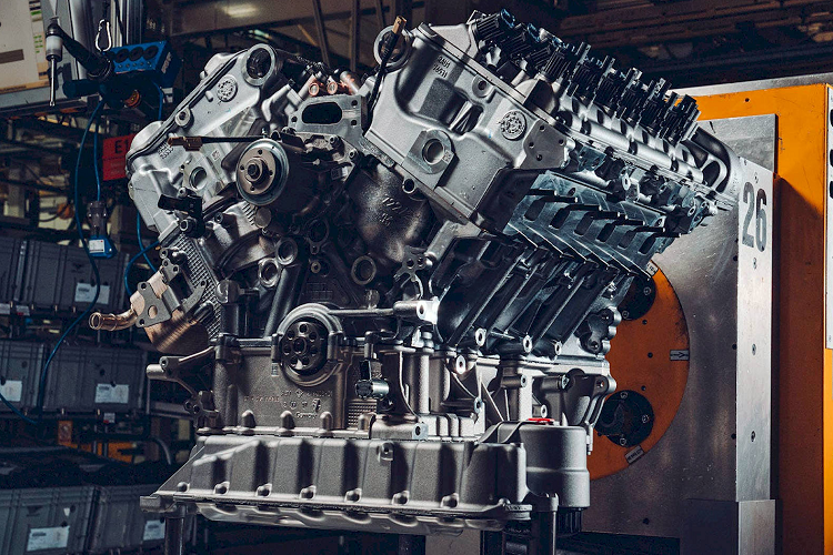 Đại diện của hãng xe siêu sang Bentley của Anh quốc cho biết, nhà máy sản xuất động cơ của họ chỉ duy trì dây chuyền dành cho động cơ 12 xi-lanh đến tháng 4/2024, sau đó sẽ loại bỏ hết để dành chỗ cho việc lắp ráp các kiểu máy V6 và V8.