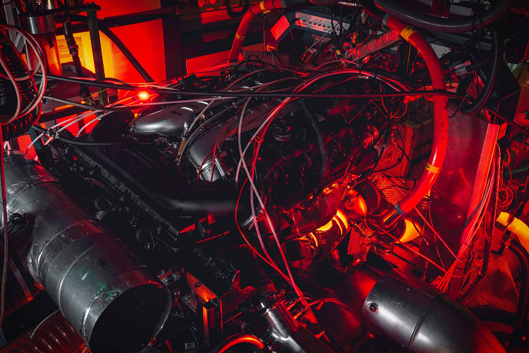 Nhãn xe siêu sang Anh Quốc này đang "hướng tới một tương lai bền vững", với mục tiêu trong tương lai gần là toàn bộ dải sản phẩm sẽ được trang bị động cơ hybrid xăng-điện vào thời điểm dây chuyền lắp ráp động cơ W12 kết thúc.