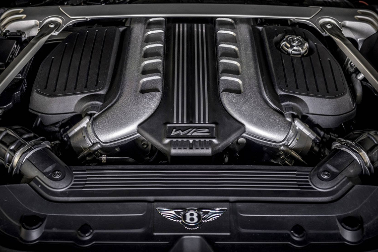 Ngay cả vào lúc này, những khu vực lắp ráp động cơ W12 của Bentley cũng chỉ còn lại rất ít bên trong nhà máy. Một trong những lý do chính dẫn đến quyết định ngưng sản xuất khối động cơ độc đáo này đến từ nỗ lực điện khí hóa của Bentley.