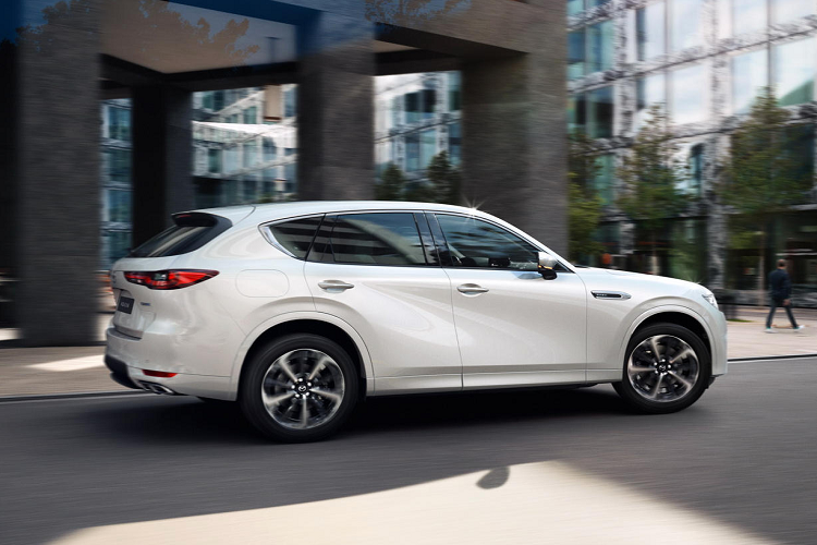 Mazda cho biết, cả hai biến thể đều có cùng tốc độ tối đa 219 km/h, nhưng phiên bản xăng có thể tăng tốc 0-100 km/h nhanh hơn với chỉ 6,9 giây so với 7,3 giây của động cơ diesel. Ngoài ra, hãng xe Nhật cũng tối ưu cách thức vận hành để cả hai loại động cơ đem đến trải nghiệm gần như tương đương nhau.