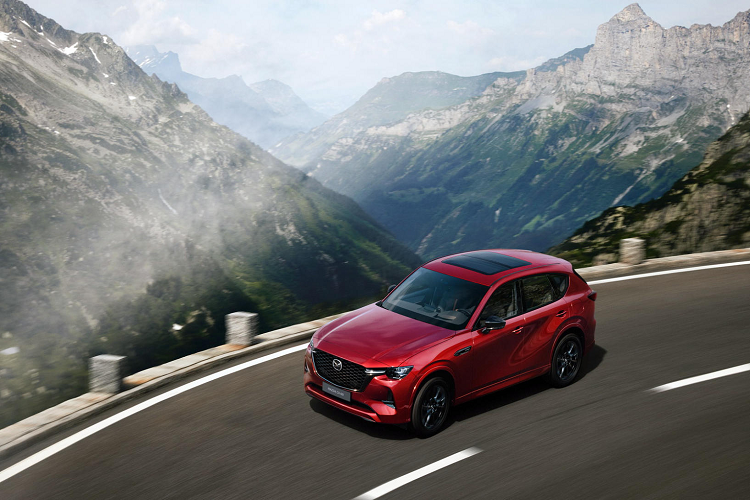 Xe dùng mâm hợp kim nhôm 20 inch, được hoàn thiện với lớp sơn kim loại màu đen đố với biến thể động cơ diesel, trong khi bản động cơ xăng đi kèm với lớp hoàn thiện cắt kim cương. Hệ thống thông tin giải trí Mazda Connect được kết nối với màn hình cảm ứng 12,3 inch và cung cấp Apple CarPlay không dây và Android Auto có dây, với hệ thống âm thanh Bose 12 loa. Các màn hình khác trong cabin là cụm đồng hồ kỹ thuật số 12,3 inch và màn hình HUD 10,4 inch.