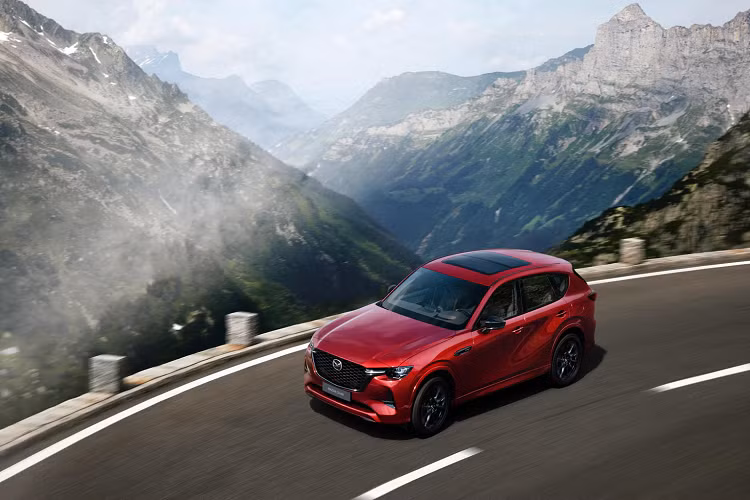 Xe dùng mâm hợp kim nhôm 20 inch, được hoàn thiện với lớp sơn kim loại màu đen đố với biến thể động cơ diesel, trong khi bản động cơ xăng đi kèm với lớp hoàn thiện cắt kim cương. Hệ thống thông tin giải trí Mazda Connect được kết nối với màn hình cảm ứng 12,3 inch và cung cấp Apple CarPlay không dây và Android Auto có dây, với hệ thống âm thanh Bose 12 loa. Các màn hình khác trong cabin là cụm đồng hồ kỹ thuật số 12,3 inch và màn hình HUD 10,4 inch.