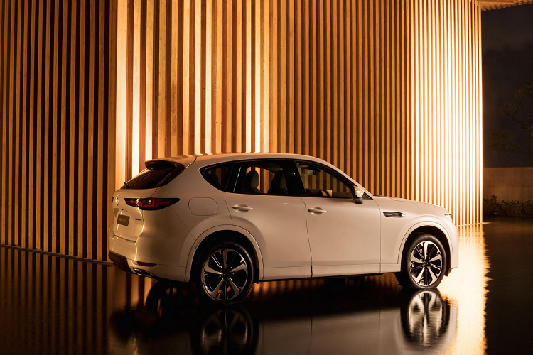 Tại thị trường Philippines, Mazda CX-60 2024 mới có 2 biến thể động cơ xăng và dầu diesel, tương ứng với đó là lượng trang bị tiện ích khác nhau cả về ngoại thất lẫn nội thất. Trang bị tiêu chuẩn cho CX-60 bao gồm đèn pha LED thích ứng, đèn chạy ban ngày LED, cửa sổ trời toàn cảnh bằng kính, cửa cốp mở điện với chế độ rảnh tay, ghế trước chỉnh điện và thông hơi có tính năng nhớ vị trí phía người lái, điều hòa hai vùng với điều hòa phía sau, đèn chiếu sáng xung quanh xe, bộ sạc không dây, khởi động xe và ra vào xe không cần chìa khóa.