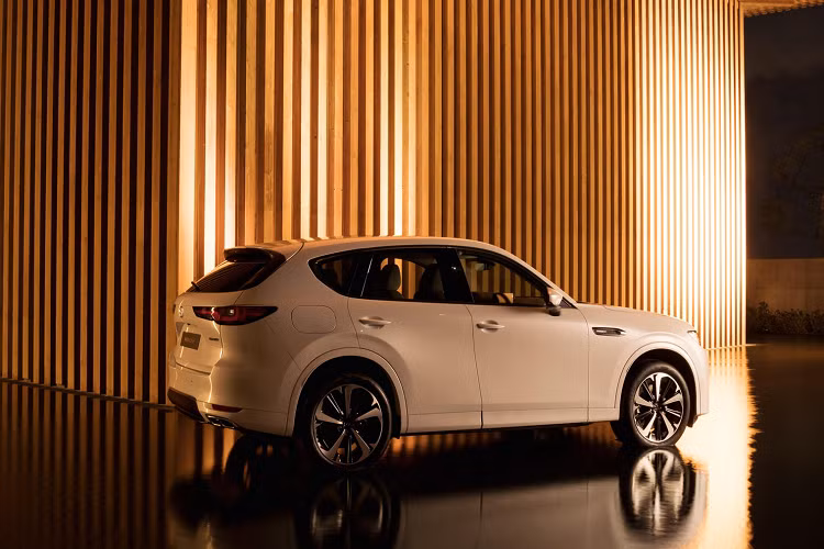 Tại thị trường Philippines, Mazda CX-60 2024 mới có 2 biến thể động cơ xăng và dầu diesel, tương ứng với đó là lượng trang bị tiện ích khác nhau cả về ngoại thất lẫn nội thất. Trang bị tiêu chuẩn cho CX-60 bao gồm đèn pha LED thích ứng, đèn chạy ban ngày LED, cửa sổ trời toàn cảnh bằng kính, cửa cốp mở điện với chế độ rảnh tay, ghế trước chỉnh điện và thông hơi có tính năng nhớ vị trí phía người lái, điều hòa hai vùng với điều hòa phía sau, đèn chiếu sáng xung quanh xe, bộ sạc không dây, khởi động xe và ra vào xe không cần chìa khóa.