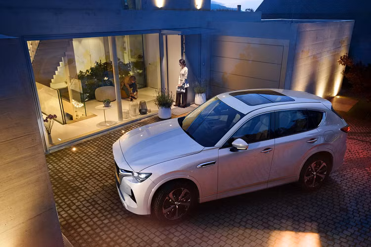 CX-60 có kích thước dài 4.745 mm, rộng 1.890 mm, cao 1.680 mm và chiều dài cơ sở 2.870 mm, lớn hơn so với CX-50. Xe có 5 chỗ ngồi và thể tích khoang hành lý đạt 570 lít. Ngoại thất của CX-60 được xây dựng dựa trên triết lý thiết kế “Kodo-Soul of Motion” của Mazda, phần cản trước và cản sau của xe được thiết kế với các chi tiết mềm mại. Đèn chiếu sáng phía trước của xe được thiết kế cách điệu kết hợp với lưới tản nhiệt cỡ lớn phía trước, hốc gió hai bên được đặt nằm dọc.