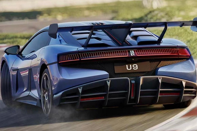 Điểm ấn tượng của YangWang U9 chính là việc xe sở hữu cửa cánh bướm, loại cửa quen thuộc mà hãng siêu xe McLaren đã áp dụng cho hầu hết sản phẩm của mình, tuy nhiên, nếu để ý kỹ có thể thấy, cửa cánh bướm trên xe YangWang U9 chạy điện không liên kết với phần mui xe mà tách rời, giống Maserati MC20, càng làm tăng vẻ đẹp cho xe.