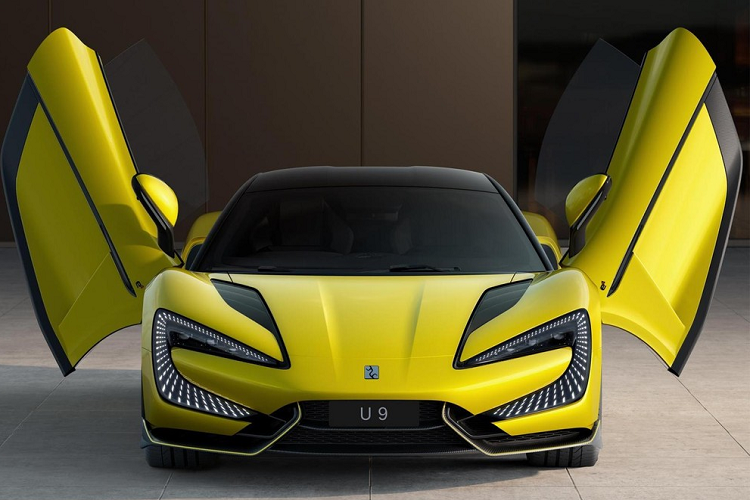 Ở thiết kế, YangWang U9 sở hữu cụm đèn pha LED hình chữ C với kích thước khá lớn, kéo dài xuống tận hốc gió trung tâm. Tiếp đến xe còn có nhiều hốc gió trên nắp capô, bên sườn và phía sau. Ngoài ra, siêu xe điện này được trang bị nẹp sườn và cánh gió đuôi cố định cỡ lớn, cụm đèn hậu LED trải dài hết đuôi xe.