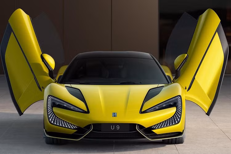 Ở thiết kế, YangWang U9 sở hữu cụm đèn pha LED hình chữ C với kích thước khá lớn, kéo dài xuống tận hốc gió trung tâm. Tiếp đến xe còn có nhiều hốc gió trên nắp capô, bên sườn và phía sau. Ngoài ra, siêu xe điện này được trang bị nẹp sườn và cánh gió đuôi cố định cỡ lớn, cụm đèn hậu LED trải dài hết đuôi xe.