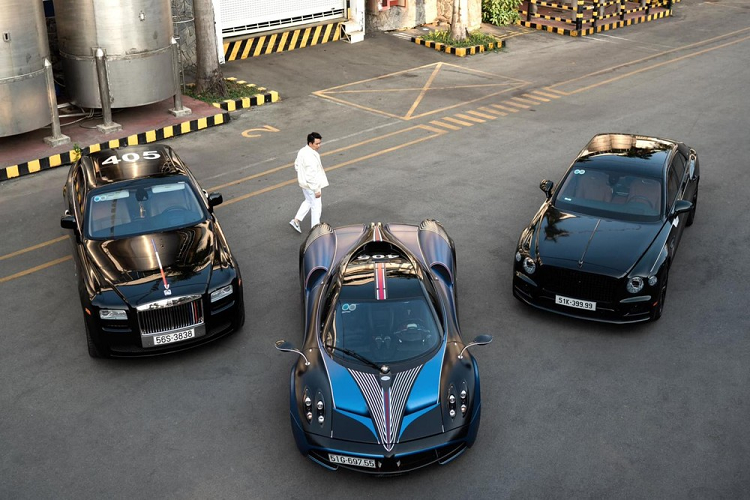 Mới đây, tay chơi siêu xe Phạm Trần Nhật Minh hay còn được biết đến với tên gọi Minh Nhựa đã chia sẻ những hình ảnh chụp cùng dàn siêu xe và xe siêu sang có tổng trị giá hơn 100 tỷ đồng của mình. Không quá khó để giới mê xe có thể kể tên 3 chiếc xe xuất hiện trong các bức ảnh này, nhưng tâm điểm chính là xe thứ 4 được Minh Nhựa hé lộ "Đội hình cũng tạm ổn, ráng đợi thêm chút nữa là ổn hơn".