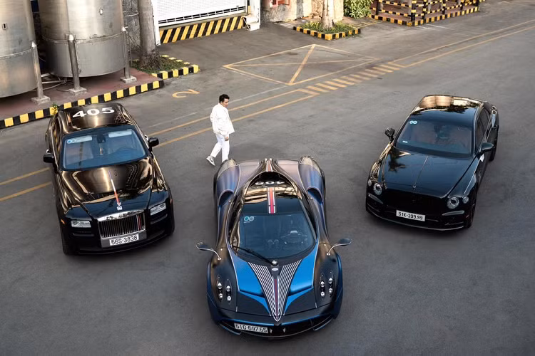 Mới đây, tay chơi siêu xe Phạm Trần Nhật Minh hay còn được biết đến với tên gọi Minh Nhựa đã chia sẻ những hình ảnh chụp cùng dàn siêu xe và xe siêu sang có tổng trị giá hơn 100 tỷ đồng của mình. Không quá khó để giới mê xe có thể kể tên 3 chiếc xe xuất hiện trong các bức ảnh này, nhưng tâm điểm chính là xe thứ 4 được Minh Nhựa hé lộ "Đội hình cũng tạm ổn, ráng đợi thêm chút nữa là ổn hơn".