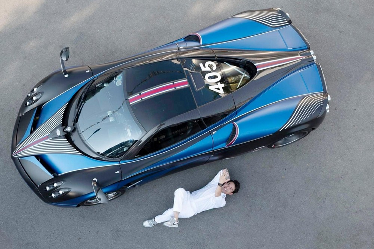 Cuối cùng chính là thần gió Pagani Huayra có giá đắt đỏ nhất khi lên đến 80 tỷ đồng và chỉ được giới hạn sản xuất 100 xe trên toàn cầu. Chiếc siêu xe hypercar Pagani Huayra của Minh Nhựa vẫn giữ lại bộ áo dán đề-can từ năm ngoái. Điểm khác biệt của 3 chiếc xe này chính là việc Bentley Flying Spur V8 còn thiếu con số 405 đặc biệt của Minh Nhựa.