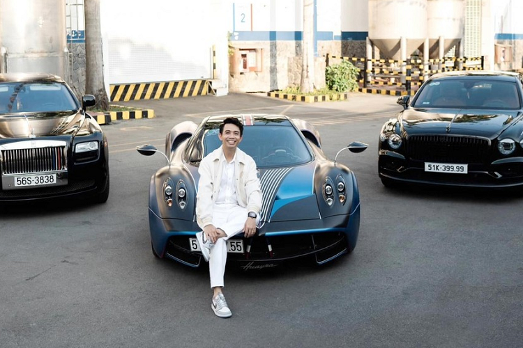 Trong bức ảnh mới đây được Minh Nhựa chia sẻ, chiếc xe siêu sang Rolls-Royce Ghost đã ở với gia đình của đại gia này trong hơn 1 thập kỷ qua, xe cũng mang biển số khá đẹp với cặp 38, kế tiếp là chiếc xe siêu sang Bentley Flying Spur V8 chỉ mới được tay chơi này mua trong năm vừa qua, xe mang biển số tứ quý 9 và cũng là xe Bentley đầu đời anh sở hữu.