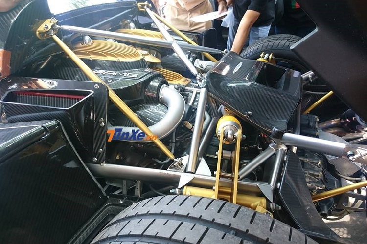 Có vẻ như đại gia này đang chờ 1 bộ áo mới, đẹp mắt và lôi cuốn hơn cho chiếc xe siêu sang này rồi mới định dán con số 405. Pagani Huayra được Minh Nhựa mua từ 1 đại lý siêu xe ở Dubai và mang về nước từ năm 2017, trong suốt 7 năm qua, số lần xe này được đại gia ngành nhựa cầm lái rất khiêm tốn, đa phần, xe được vận chuyển bằng xe cứu hộ là chính.