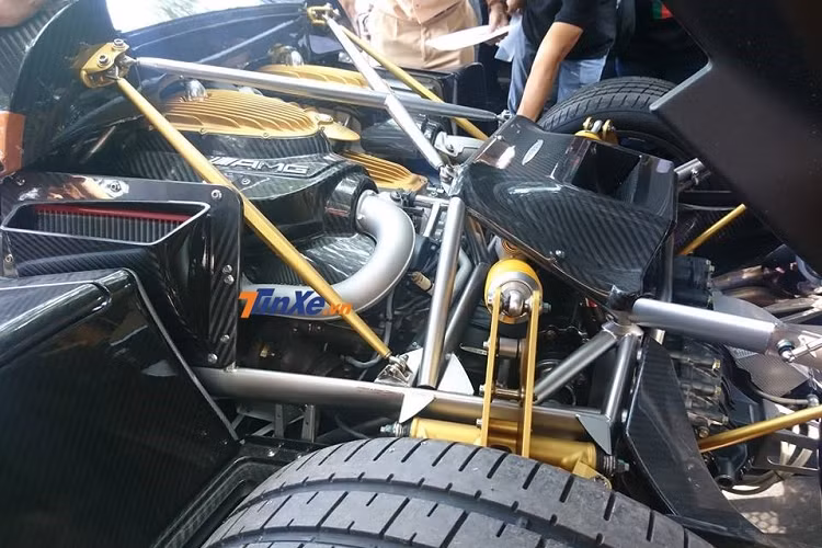 Có vẻ như đại gia này đang chờ 1 bộ áo mới, đẹp mắt và lôi cuốn hơn cho chiếc xe siêu sang này rồi mới định dán con số 405. Pagani Huayra được Minh Nhựa mua từ 1 đại lý siêu xe ở Dubai và mang về nước từ năm 2017, trong suốt 7 năm qua, số lần xe này được đại gia ngành nhựa cầm lái rất khiêm tốn, đa phần, xe được vận chuyển bằng xe cứu hộ là chính.