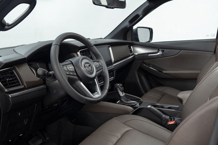 Xe được trang bị máy dầu 4 xi-lanh, dung tích 1.9L, cho công suất tối đa 148 mã lực tại tua máy 3.600 vòng/phút và mô-men xoắn cực đại 350 Nm tại tua máy 1.800 - 3.600 vòng/phút. Đi kèm với đó là hộp số sàn hoặc tự động 6 cấp và hệ dẫn động cầu sau hoặc 2 cầu tùy phiên bản.