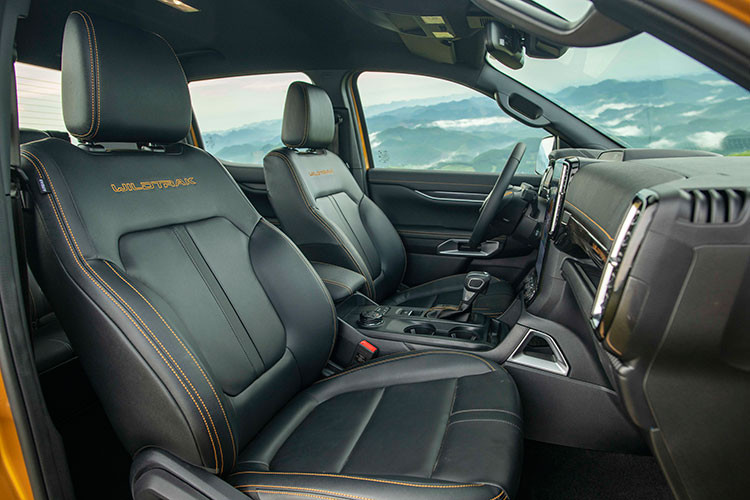 Ford Ranger có 2 tùy chọn động cơ. Đầu tiên là máy dầu tăng áp đơn, dung tích 2.0L, tạo ra công suất tối đa 167 mã lực tại tua máy 3.500 vòng/phút và mô-men xoắn cực đại 405 Nm tại 1.750 – 2.500 vòng/phút, đi kèm hộp số sàn 6 cấp hoặc tự động 6 cấp.