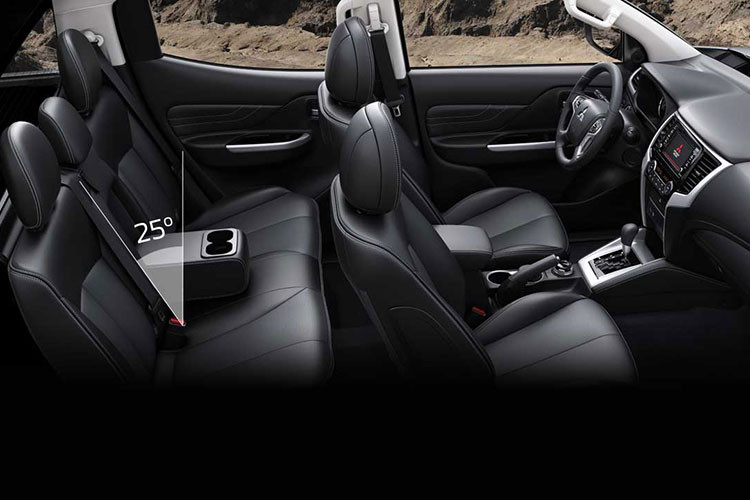 Mitsubishi Triton có 3 phiên bản với mức giá từ 630 - 885 triệu đồng. Trong đó, phiên bản Athlete được trang bị động cơ dầu, dung tích 2.4L, cho công suất tối đa 181 mã lực và mô-men xoắn cực đại 430 Nm, đi kèm với hộp số tự động 6 cấp cùng hệ dẫn động 2 cầu Super Select 4WD-II với 4 chế độ gài cầu.