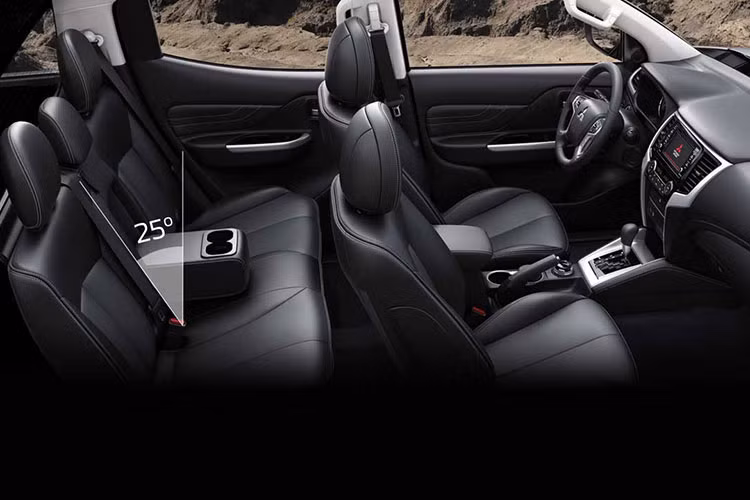 Mitsubishi Triton có 3 phiên bản với mức giá từ 630 - 885 triệu đồng. Trong đó, phiên bản Athlete được trang bị động cơ dầu, dung tích 2.4L, cho công suất tối đa 181 mã lực và mô-men xoắn cực đại 430 Nm, đi kèm với hộp số tự động 6 cấp cùng hệ dẫn động 2 cầu Super Select 4WD-II với 4 chế độ gài cầu.