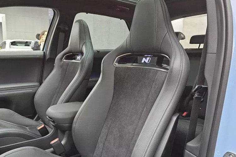 Hyundai Ioniq 5 N được trang bị 2 mô-tơ điện có công suất 600 mã lực và mô-men xoắn cực đại 740 Nm. Hiệu suất này mạnh hơn 298 mã lực và 135 Nm so với bản thông thường. Xe được trang bị hệ dẫn động 4 bánh AWD và hệ thống N e-shift giả lập hộp số tự động ly hợp kép 8 cấp.