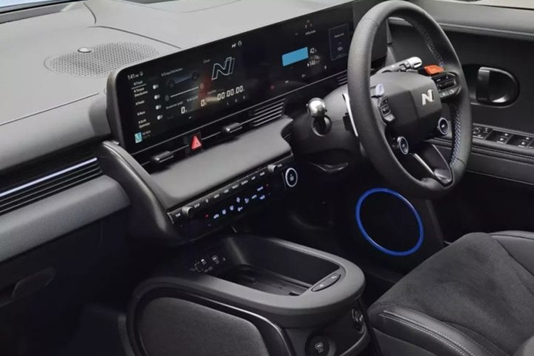 Nội thất của Hyundai Ioniq 5 N cũng có những tùy chỉnh mang tính thể thao hơn như vô lăng mới với logo N, nút tùy chọn chế độ lái và kích hoạt N Grin Boost, hai núm tròn N, lẫy số lớn, cần số sau vô lăng. Ghế ngồi cũng là dạng thể thao cùng một số chi tiết được ốp kim loại thể thao.