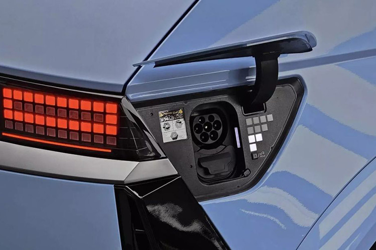 Ngoài ra phiên bản hiệu suất cao này được trang bị pin lithium-ion 84 kWh với thời gian sạc từ 10-80% bằng bộ sạc nhanh 180 kW là 18 phút. Xe có tầm hoạt động khoảng 435 km trong một lần sạc đầy theo chu trình thử nghiệm WLTP. 