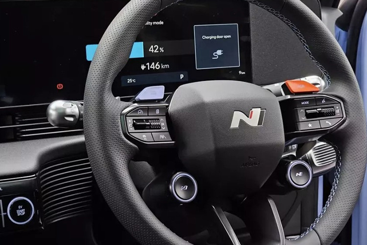 Khi tính năng N Grin Boost được kích hoạt, xe sẽ tạm thời tăng sức mạnh lên 641 mã lực và 770 Nm. Nhờ đó, xe có thể tăng tốc từ 0-100 km/h trong 3.4 giây và đạt vận tốc tối đa 260 km/h.