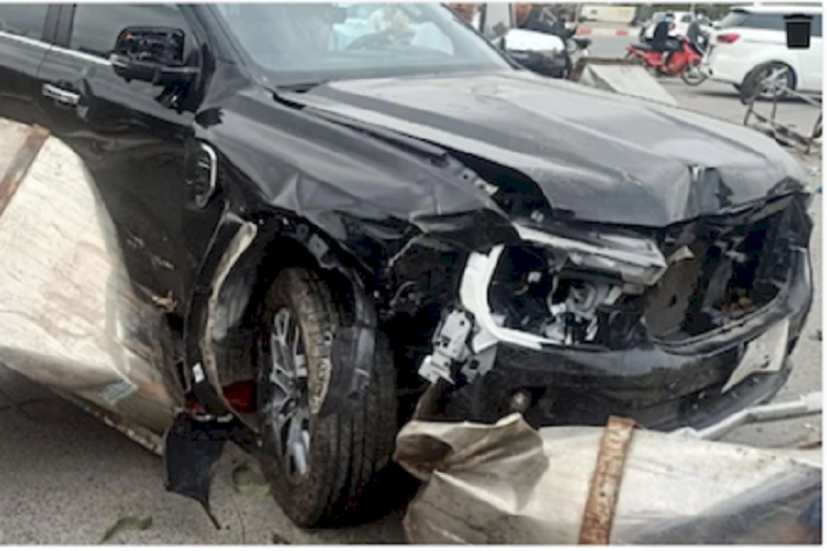 Hình ảnh tại hiện trường cho thấy chiếc xe Ford Everest 2022 tai nạn nát đầu. Các chi tiết ngoại thất với đèn xe vỡ nát, lưới tản nhiệt méo mó để lộ cả phần máy bên trong, nắp ca-pô và phần hốc bánh bên phụ biến dạng. Tuy vậy, động cơ dường như không bị ảnh hưởng quá nhiều.