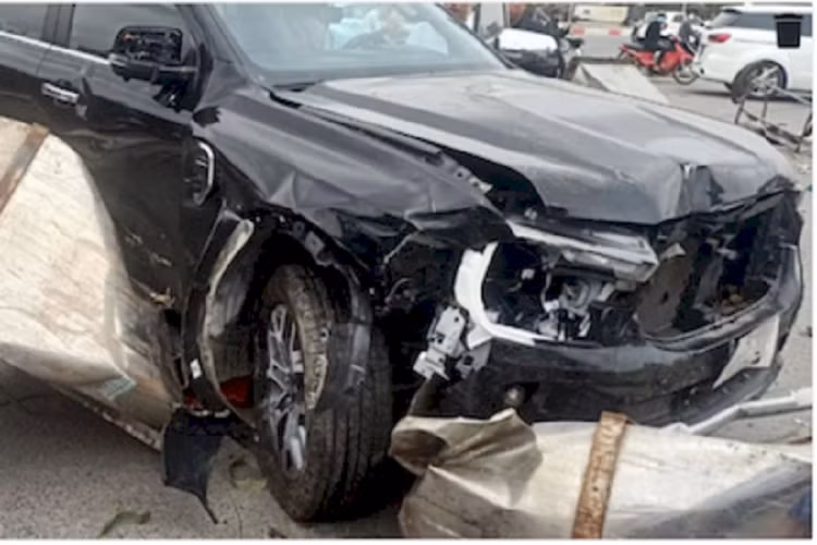 Hình ảnh tại hiện trường cho thấy chiếc xe Ford Everest 2022 tai nạn nát đầu. Các chi tiết ngoại thất với đèn xe vỡ nát, lưới tản nhiệt méo mó để lộ cả phần máy bên trong, nắp ca-pô và phần hốc bánh bên phụ biến dạng. Tuy vậy, động cơ dường như không bị ảnh hưởng quá nhiều.