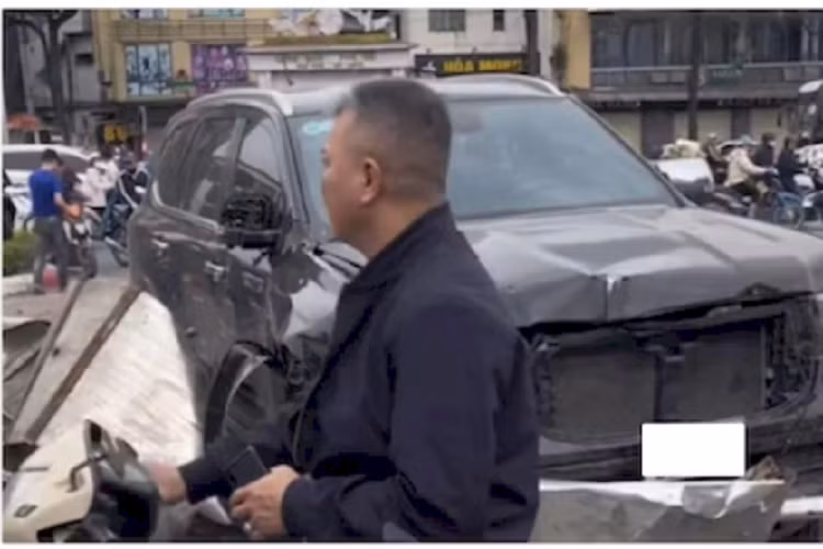 Ngay sau khi thông tin rao bán được đăng tải, một số người dùng mạng xã hội đã phát hiện rằng chiếc xe mang biển số trên từng gặp tai nạn. Theo đó hồi giữa tháng 3, chiếc Ford Everest màu đen đời 2022, trùng biển số với chiếc xe rao bán, đã xảy ra va chạm giao thông trên trên đường Lê Quang Đạo, Hà Nội.