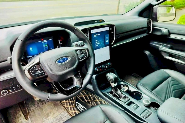 Sau khi thông tin về chiếc Ford Everest 2022 tai nạn mông má rao bán bị phanh phui, cộng đồng mạng đã “bắt tay nhau” đăng tải sự thật về xe để mọi người tránh bị lừa. Nhận thấy tình hình không ổn, nhiều tài khoản đăng bán xe đã xoá bài viết, đồng thời các website mua bán xe cũ cũng nhanh chóng xoá chiếc Everest này ra khỏi danh sách sản phẩm.