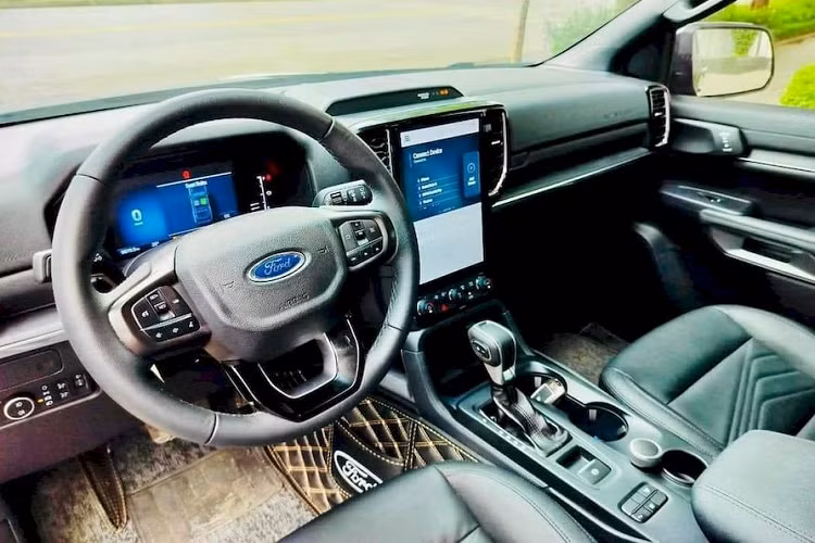 Sau khi thông tin về chiếc Ford Everest 2022 tai nạn mông má rao bán bị phanh phui, cộng đồng mạng đã “bắt tay nhau” đăng tải sự thật về xe để mọi người tránh bị lừa. Nhận thấy tình hình không ổn, nhiều tài khoản đăng bán xe đã xoá bài viết, đồng thời các website mua bán xe cũ cũng nhanh chóng xoá chiếc Everest này ra khỏi danh sách sản phẩm.