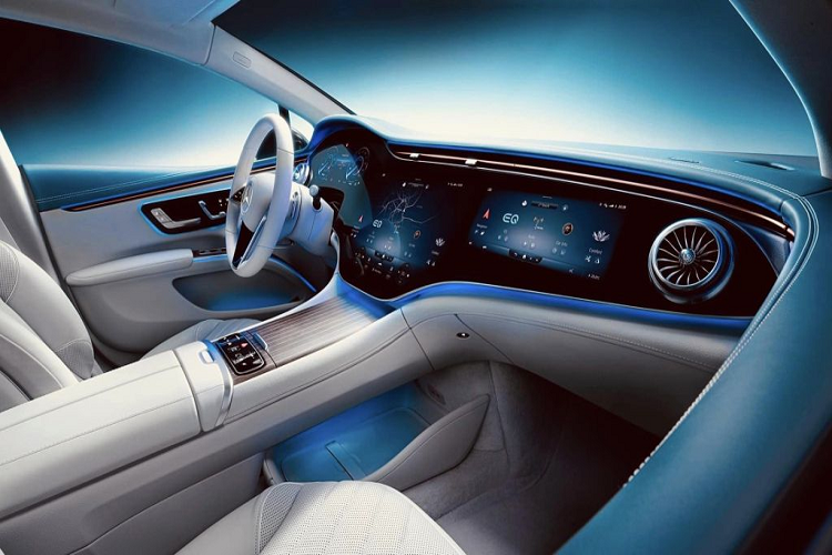 Mercedes-EQS 580 4Matic 2023 tại Việt Nam lại là sedan thuần điện với kiểu dáng thanh lịch và mềm mại với nhiều đường bo tròn theo hình cánh cung bên ngoài. Thiết kế này vừa đẹp mắt nhưng lại vừa mang tính khí động học cao.