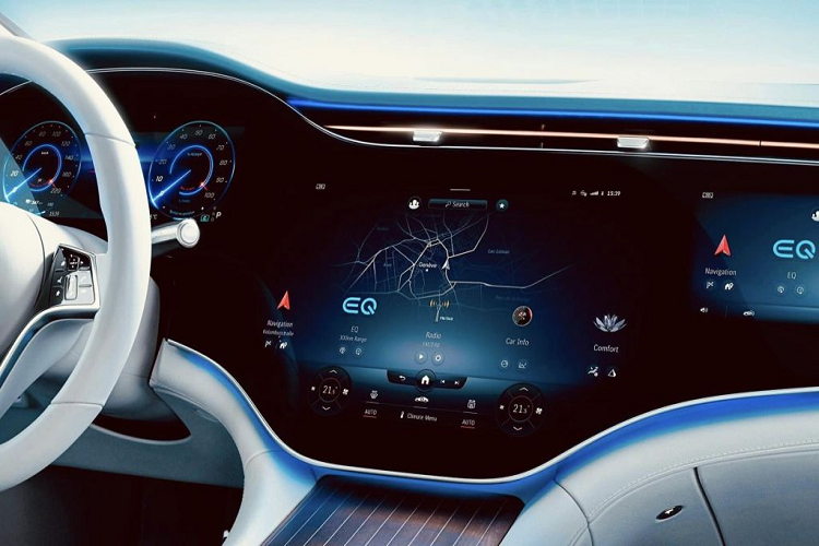 Không chỉ sang trọng, Mercedes-EQS 580 4Matic còn mang đến cảm giác êm ái cho hành khách trên xe nhờ hệ thống treo khí nén Airmatic với giảm chấn thích ứng Adaptive Damping System. Trong khi đó, nội thất gây ấn tượng với màn hình Hyperscreen, bao gồm màn hình trung tâm có kích thước lên tới 17,7 inch và 2 màn hình 2 bên có kích thước 12,3 inch. 