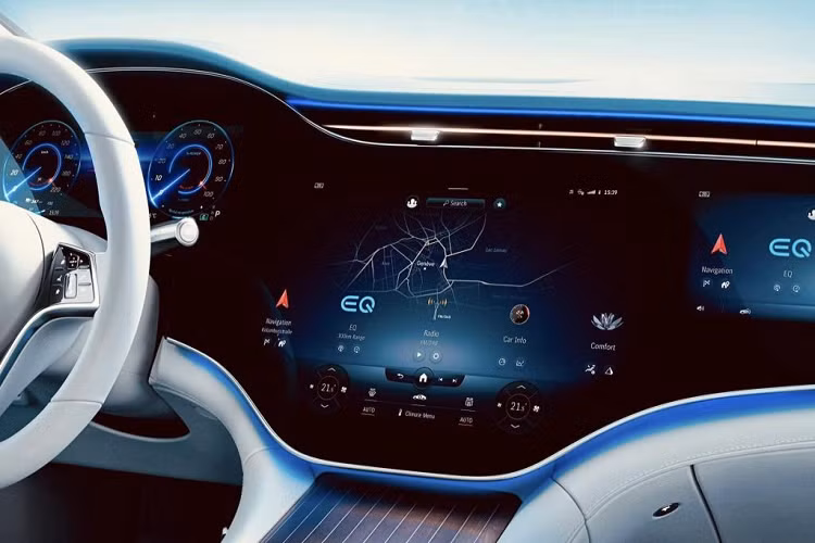 Không chỉ sang trọng, Mercedes-EQS 580 4Matic còn mang đến cảm giác êm ái cho hành khách trên xe nhờ hệ thống treo khí nén Airmatic với giảm chấn thích ứng Adaptive Damping System. Trong khi đó, nội thất gây ấn tượng với màn hình Hyperscreen, bao gồm màn hình trung tâm có kích thước lên tới 17,7 inch và 2 màn hình 2 bên có kích thước 12,3 inch. 